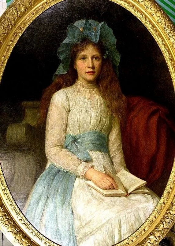 Ritratto di giovane donna che indossa un abito bianco